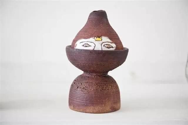 給舊家具加上一張臉 立馬變成一件藝術品