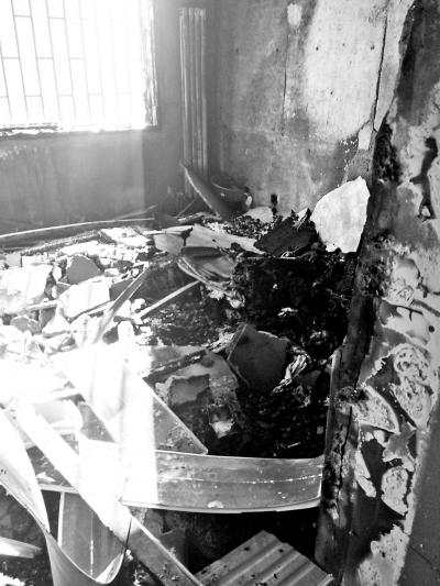 男子洗澡時充電手機爆炸起火 家具電器都燒光了(圖)